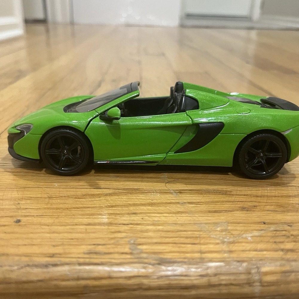 Motormax McLaren 650S Spider Diecast Car 1:24 Scale Metallic Green Opening Doors - Picture 7 of 13